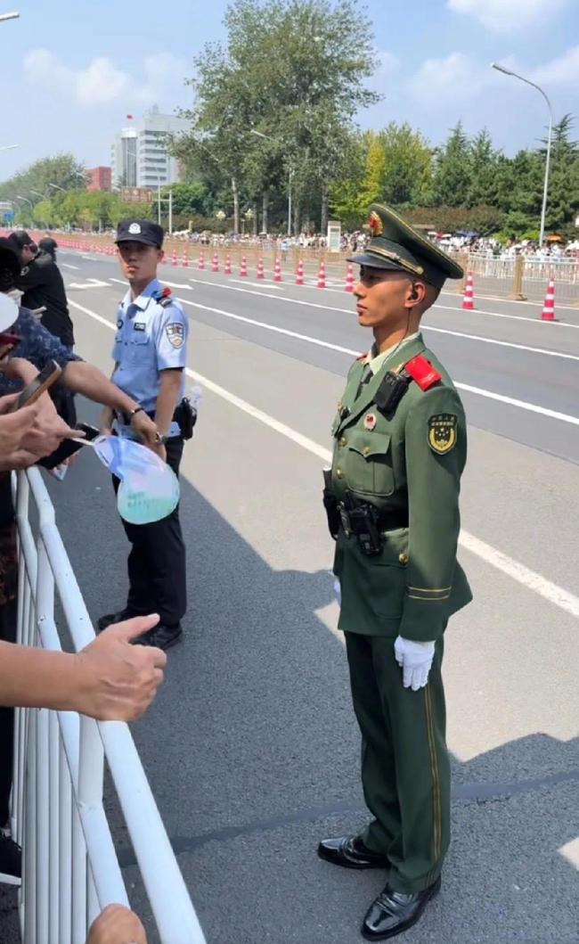 执勤军人纹丝不动 阿姨不停给其扇风